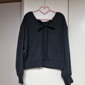 리본 디테일 맨투맨