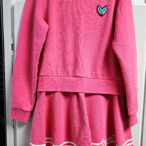 A) 여아 130~140 사이즈 옷