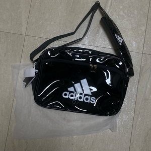 아디다스 에나멜 스포츠 크로스백