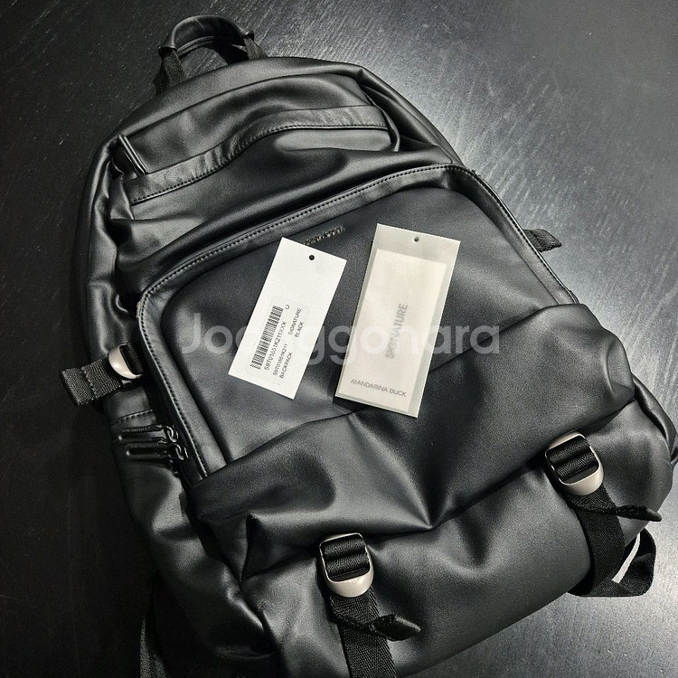 만다리나덕 시그니처 백팩 (블랙 가죽) S9T01651--0