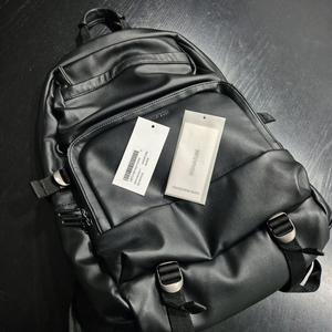 만다리나덕 시그니처 백팩 (블랙 가죽) S9T01651