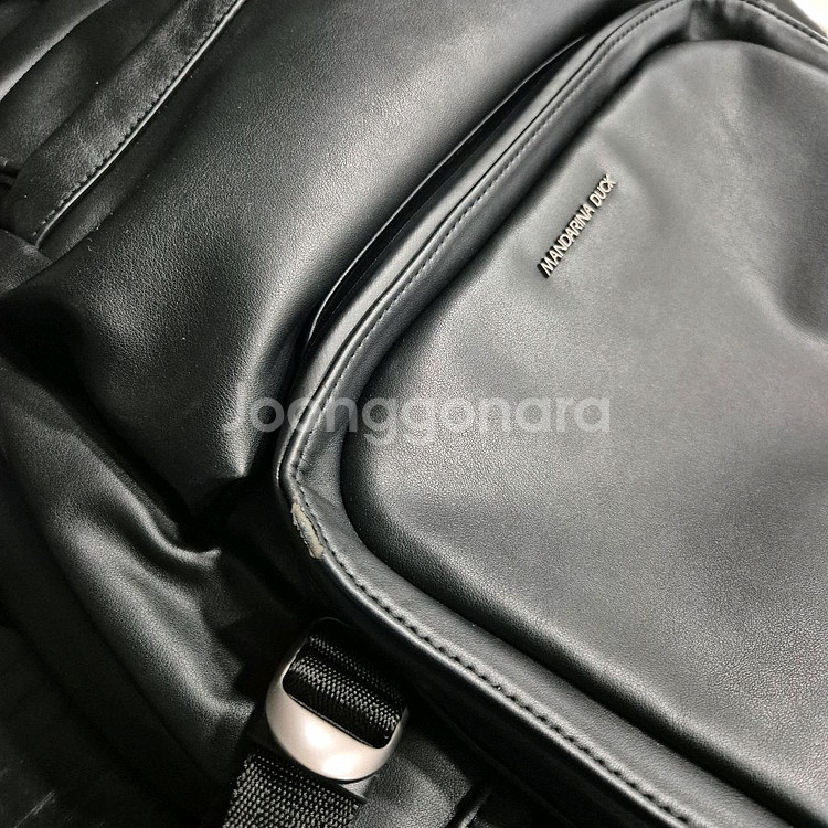 만다리나덕 시그니처 백팩 (블랙 가죽) S9T01651--3