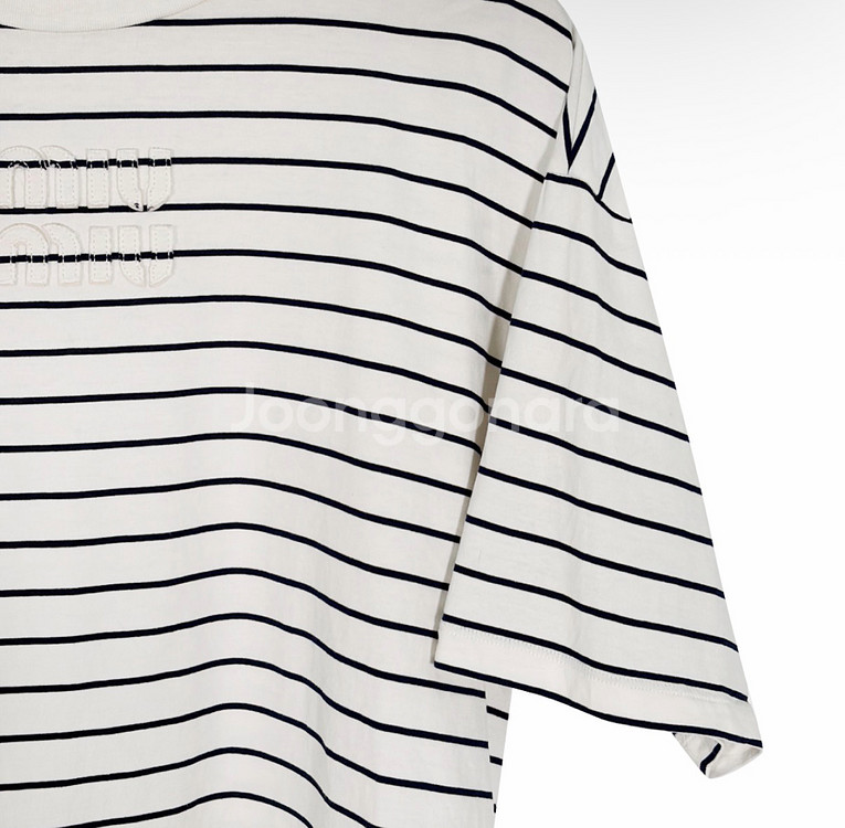 [M] 미우미우 여성 자수 로고 스트라이프 크롭 반팔 티셔츠 아이보리--4