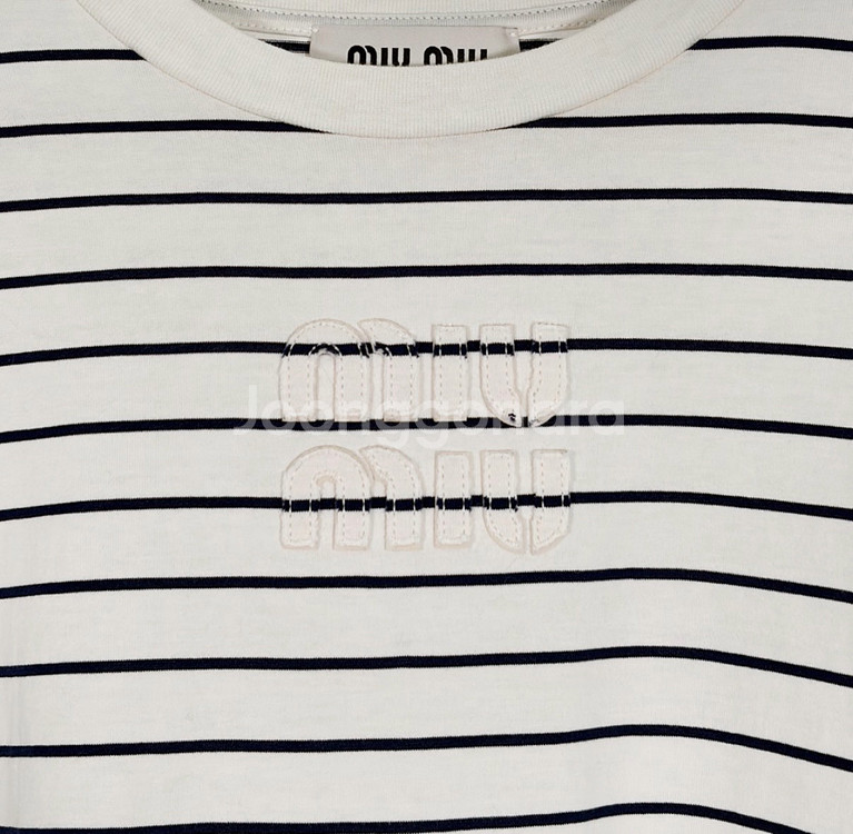 [M] 미우미우 여성 자수 로고 스트라이프 크롭 반팔 티셔츠 아이보리--3