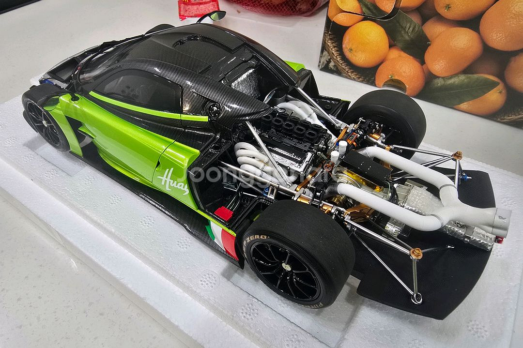 1:18 다이캐스트 LCD PAGANI R--0