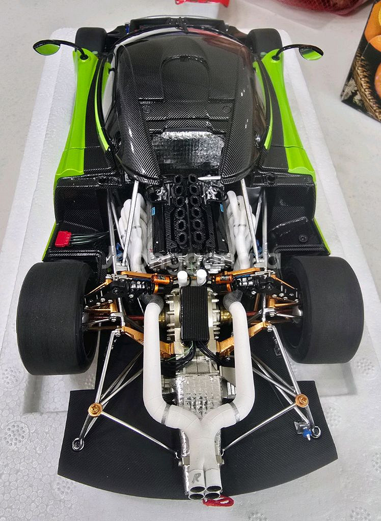 1:18 다이캐스트 LCD PAGANI R--2