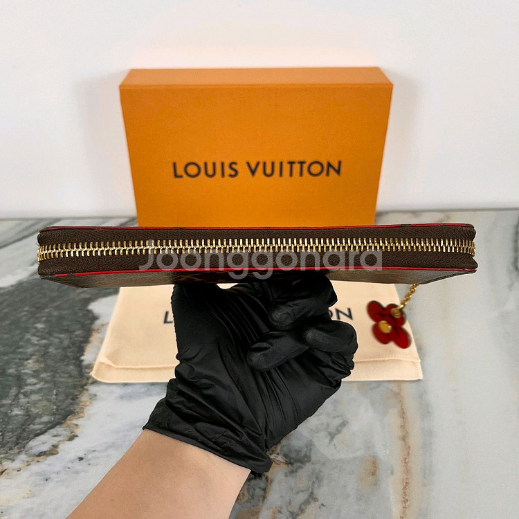 루이비통 여성 지퍼 장지갑 플라워 모노그램--4