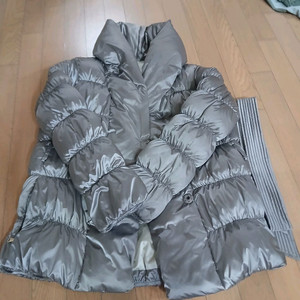 몽또또 실버 하프 패딩 싸이즈 40