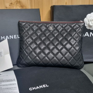 샤넬 뉴미디움 케비어 클러치