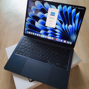 부산 맥북에어M2 8GB / 256GB 배터리98% 팝니다.