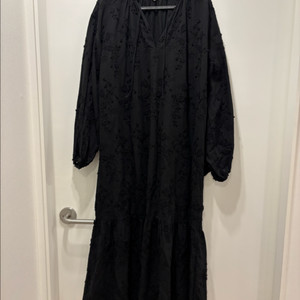 아르켓 블랙 자수 롱 원피스