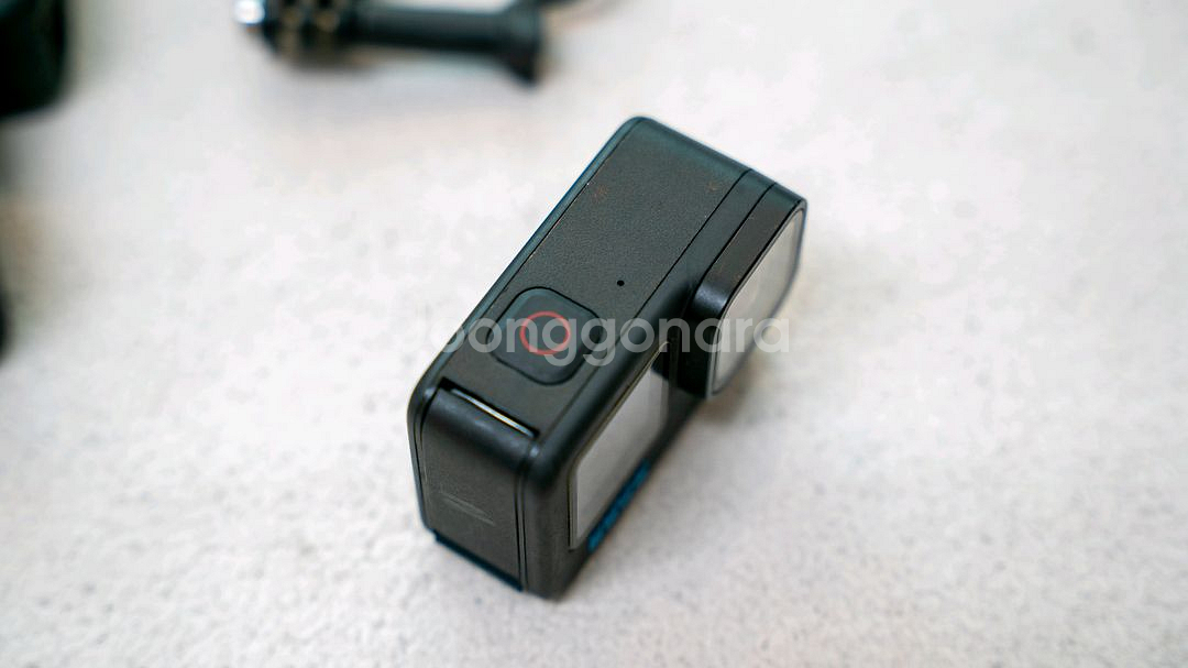 고프로 10과 조명,마이크 모듈 등 기타 악세사리 모두 판매합니다--3