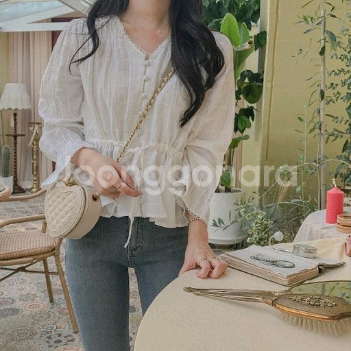 브이넥 콩단추 린넨 프릴 레이스 리본 블라우스 / 핫핑 리리앤코 육육걸즈 아뜨랑스 쇼퍼랜드 피터앤웬디 프리티영띵--0