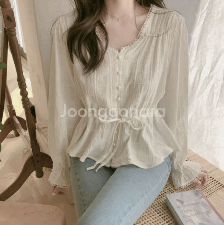 브이넥 콩단추 린넨 프릴 레이스 리본 블라우스 / 핫핑 리리앤코 육육걸즈 아뜨랑스 쇼퍼랜드 피터앤웬디 프리티영띵--3