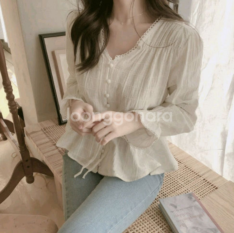 브이넥 콩단추 린넨 프릴 레이스 리본 블라우스 / 핫핑 리리앤코 육육걸즈 아뜨랑스 쇼퍼랜드 피터앤웬디 프리티영띵--4