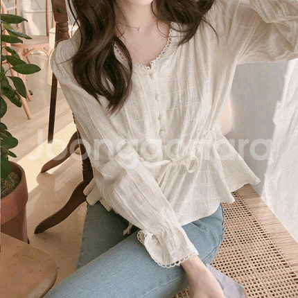 브이넥 콩단추 린넨 프릴 레이스 리본 블라우스 / 핫핑 리리앤코 육육걸즈 아뜨랑스 쇼퍼랜드 피터앤웬디 프리티영띵--5