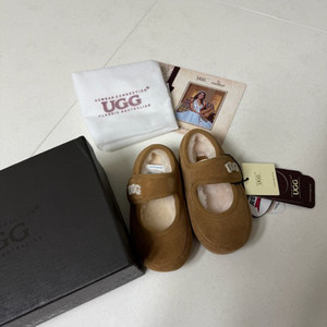 어그 메리제인 체스트넛 5/6 145사이즈 새상품