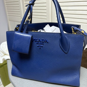 프라다 사피아노 레더 토트백