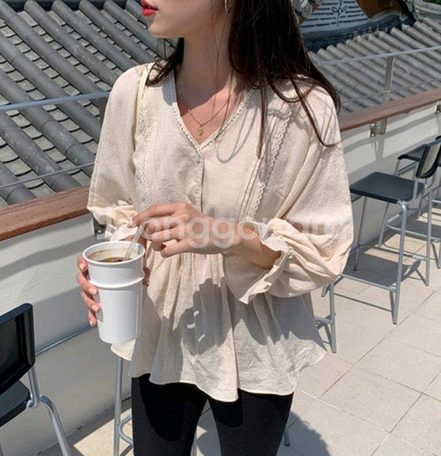 새상품) 퓨어다 브이넥 린넨 밴딩 레이스 프릴 여신 블라우스 / 파인땡큐 가내스라 메리어라운드 체리코코 아뜨랑스--5