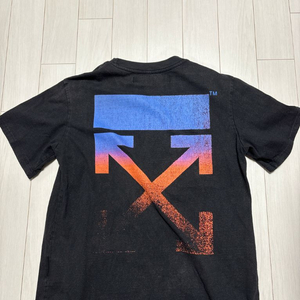 오프화이트 반팔 티쇼츠