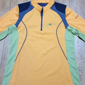 1102 코오롱 아웃도어 반집업 90 사이즈입니다