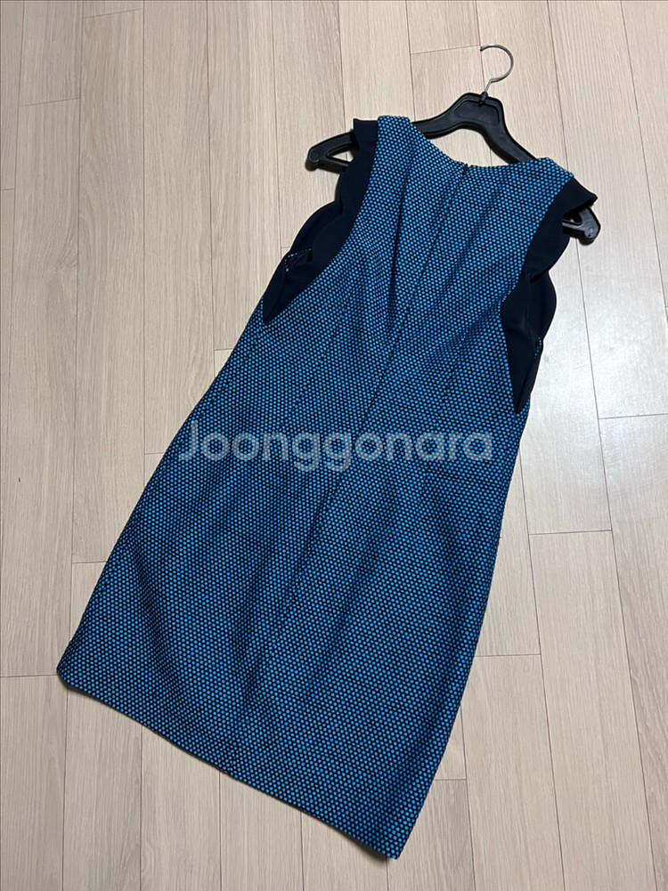 끌로디피에로 물결 스캘럽 민소매 원피스 나시 블루 하객룩 트위드 마쥬산드로--2