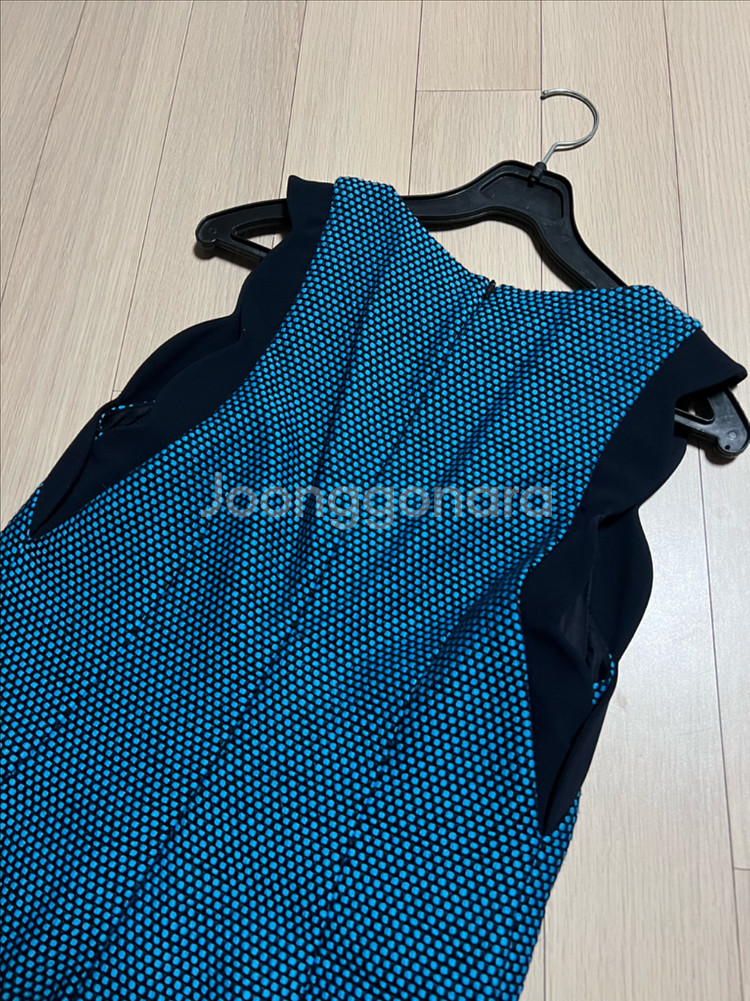 끌로디피에로 물결 스캘럽 민소매 원피스 나시 블루 하객룩 트위드 마쥬산드로--3