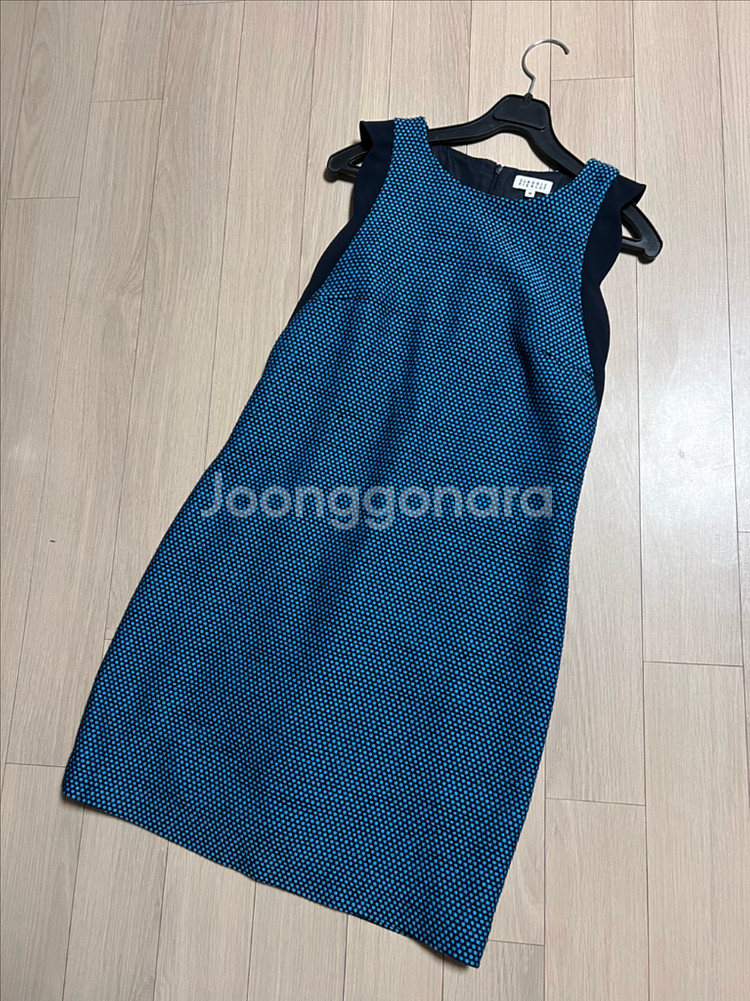 끌로디피에로 물결 스캘럽 민소매 원피스 나시 블루 하객룩 트위드 마쥬산드로--10