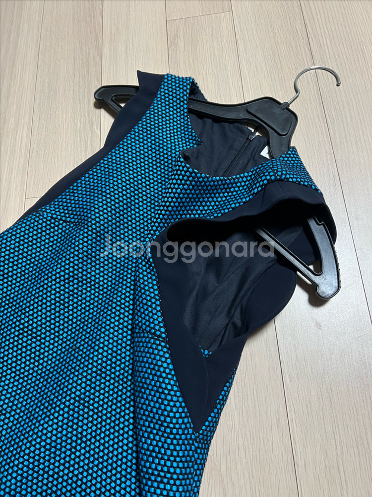 끌로디피에로 물결 스캘럽 민소매 원피스 나시 블루 하객룩 트위드 마쥬산드로--12