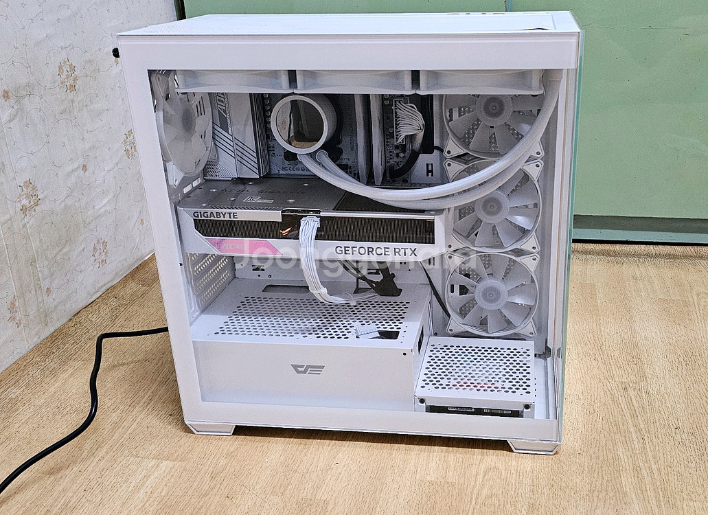 AMD 라이젠 7 7800X3D 게이밍 본체 판매합니다--0