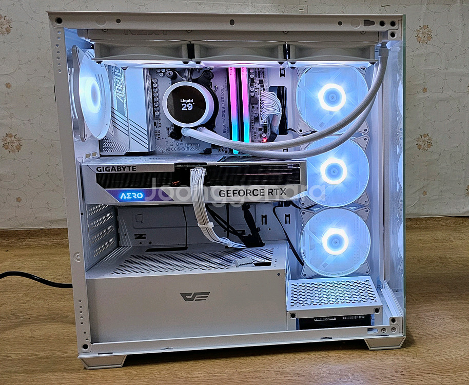 AMD 라이젠 7 7800X3D 게이밍 본체 판매합니다--3