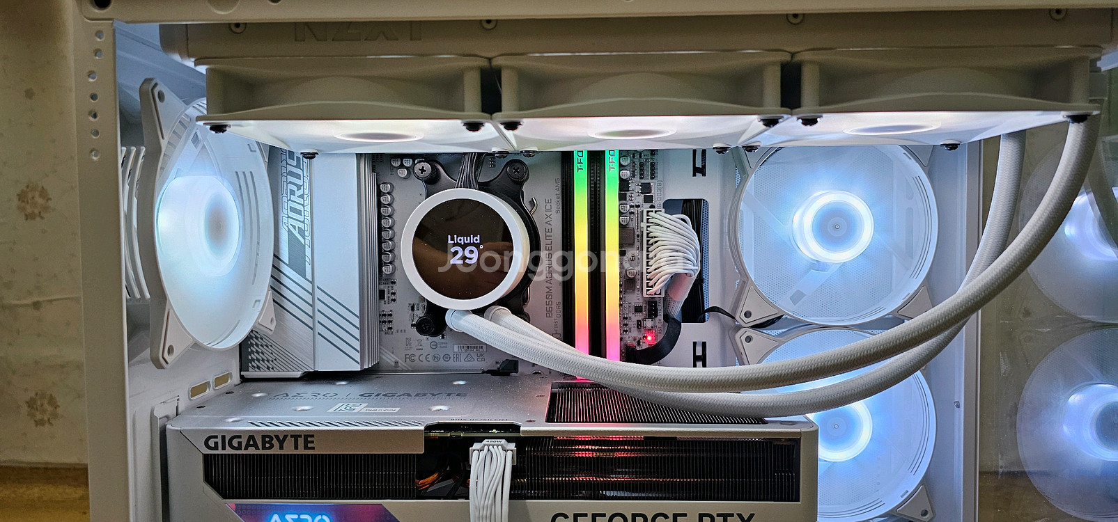 AMD 라이젠 7 7800X3D 게이밍 본체 판매합니다--4