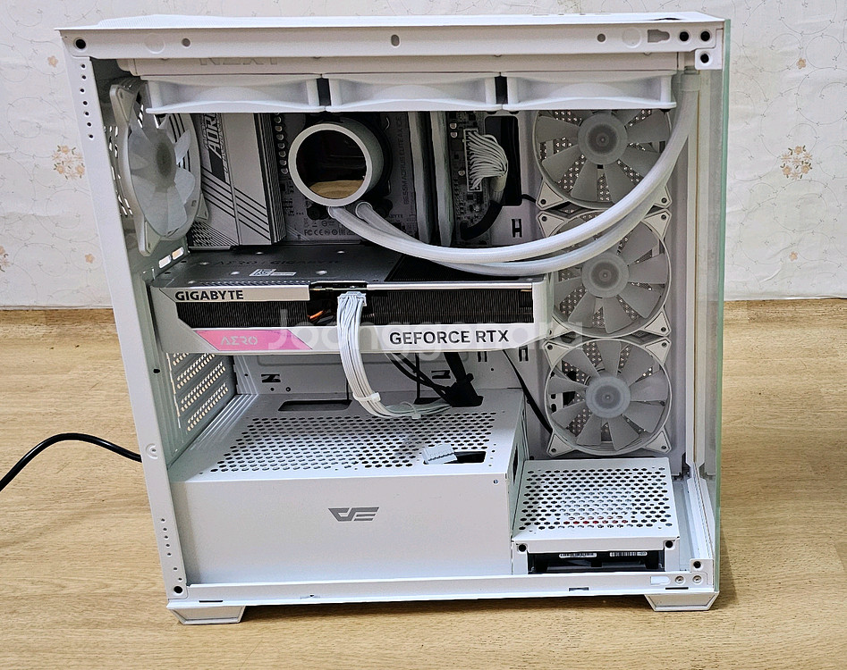 AMD 라이젠 7 7800X3D 게이밍 본체 판매합니다--5