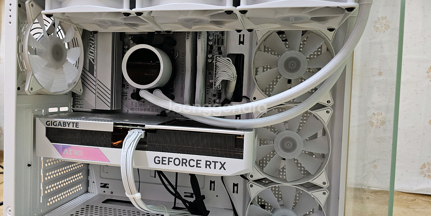 AMD 라이젠 7 7800X3D 게이밍 본체 판매합니다--6