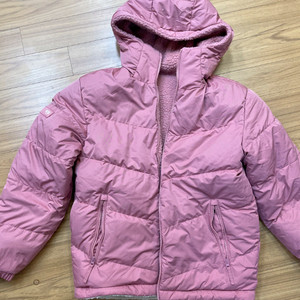 K2 키즈 숏패딩 90사이즈 판매합니다. 핑크색과 흰색 투톤으로 귀여운 느낌을 줍니다. 겉감, 안감 모두 폴리에스터