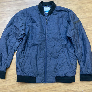 콜롬비아 남성 블루종 점퍼입니다. XXL 사이즈이며, OMNI-S 마크가 있습니다. 톤 다운된 블루 색상이어서 코디