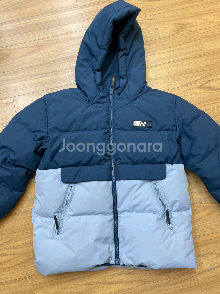 네파 키즈 패딩 130사이즈 판매합니다. 투톤 색상으로 남아 여아 모두 잘 어울립니다. RDS 인증 받은 제품이라--0