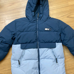 네파 키즈 패딩 130사이즈 판매합니다. 투톤 색상으로 남아 여아 모두 잘 어울립니다. RDS 인증 받은 제품이라