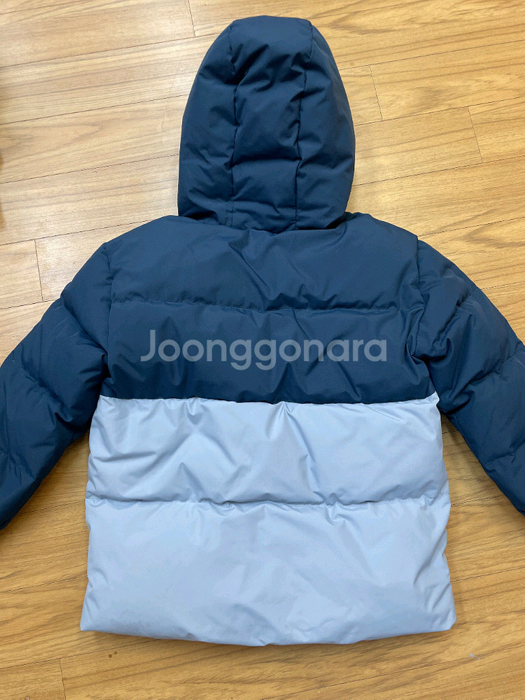 네파 키즈 패딩 130사이즈 판매합니다. 투톤 색상으로 남아 여아 모두 잘 어울립니다. RDS 인증 받은 제품이라--1