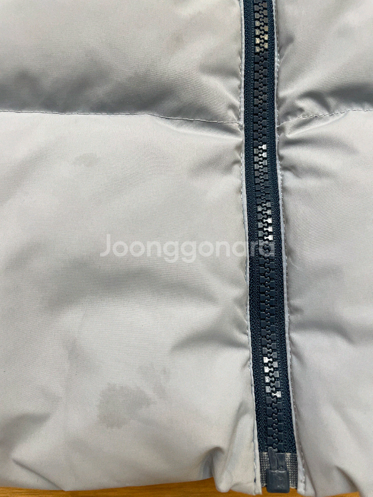 네파 키즈 패딩 130사이즈 판매합니다. 투톤 색상으로 남아 여아 모두 잘 어울립니다. RDS 인증 받은 제품이라--5