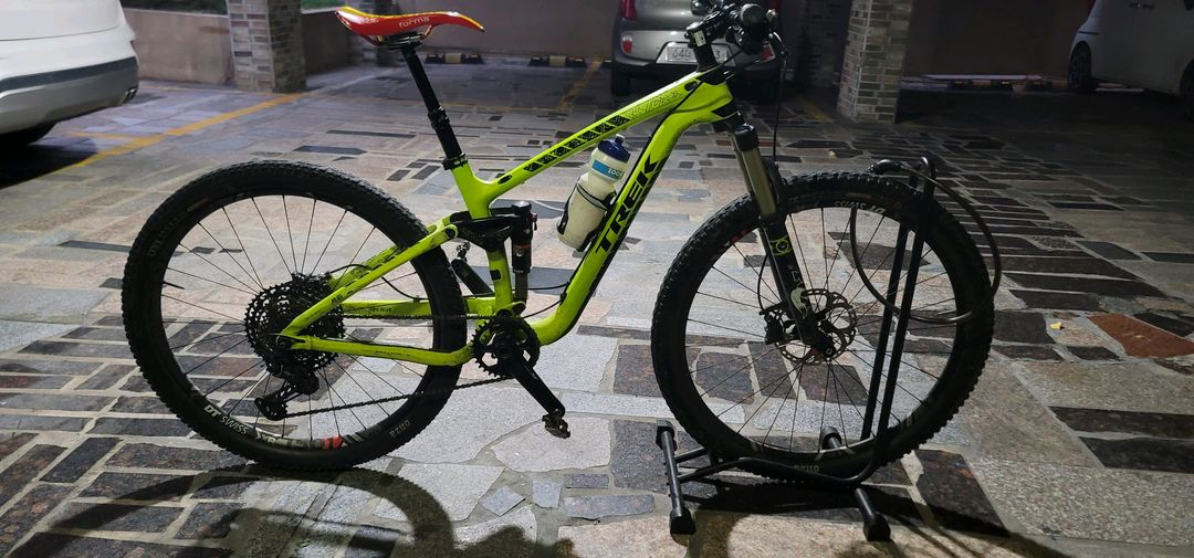 트렉 카본 mtb 풀샥 자전거 팝니다 이미지