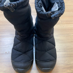 노스페이스 퀼팅 방한 부츠 블랙 색상입니다. 사이즈는 230mm입니다. 별도 문의 없으시면 바로 안전결제 부탁드려
