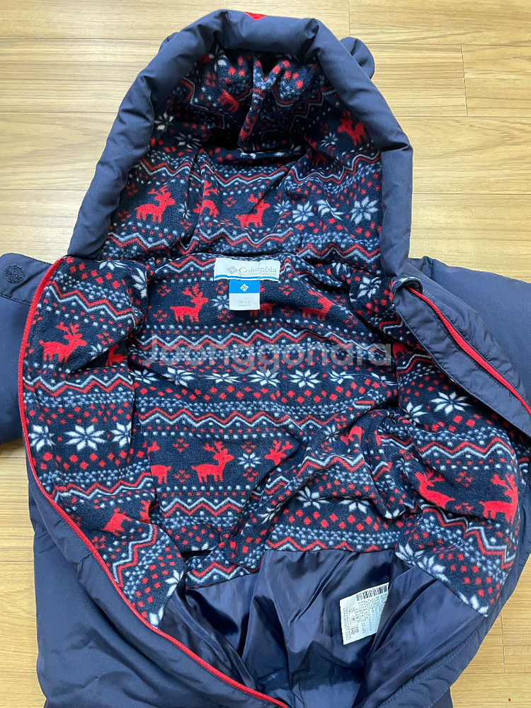 콜롬비아 아기 우주복 24M 판매합니다. 네이비 색상에 모자에 귀여운 귀가 달려있습니다. 사이즈는 80-90 정도--2