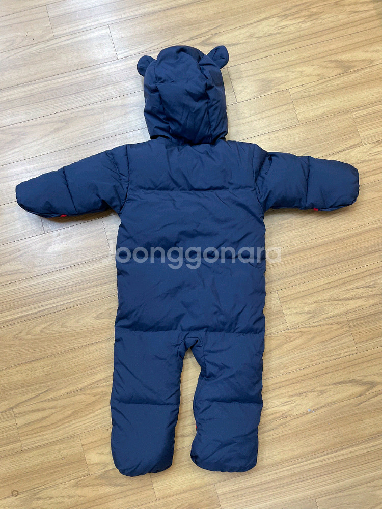 콜롬비아 아기 우주복 24M 판매합니다. 네이비 색상에 모자에 귀여운 귀가 달려있습니다. 사이즈는 80-90 정도--1