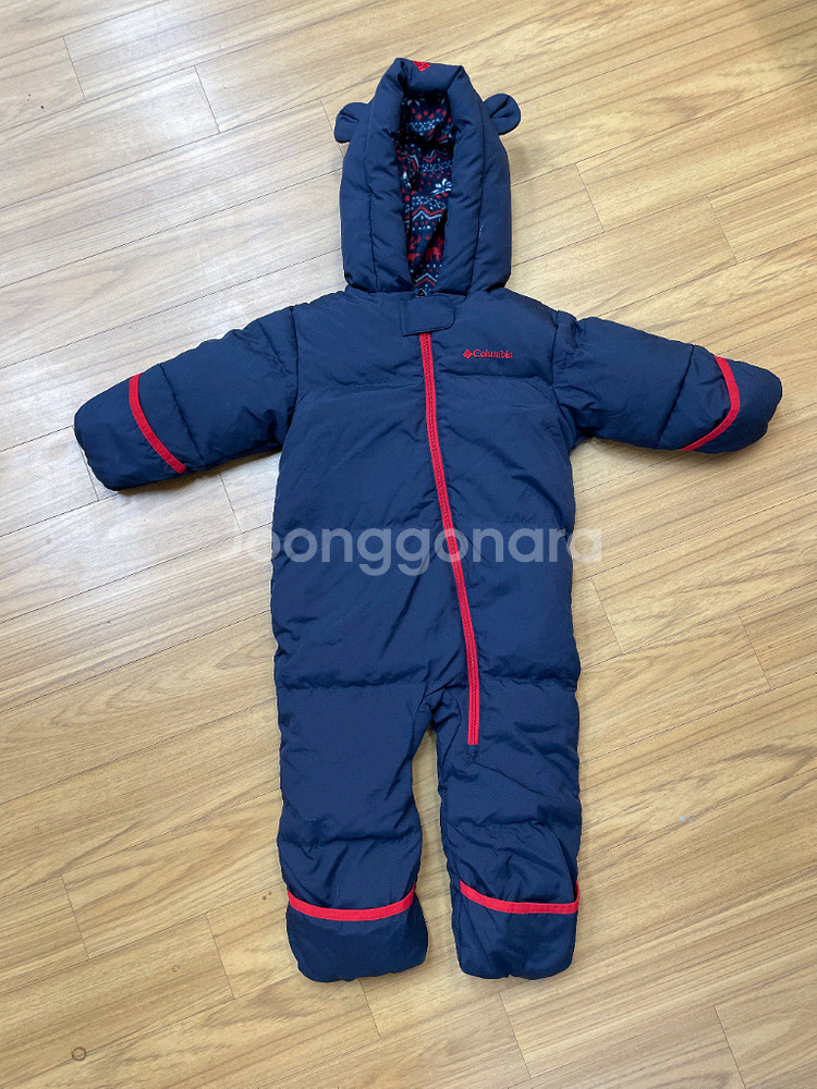 콜롬비아 아기 우주복 24M 판매합니다. 네이비 색상에 모자에 귀여운 귀가 달려있습니다. 사이즈는 80-90 정도--0