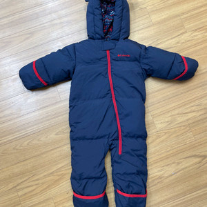 콜롬비아 아기 우주복 24M 판매합니다. 네이비 색상에 모자에 귀여운 귀가 달려있습니다. 사이즈는 80-90 정도