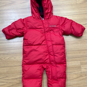 콜롬비아 아기 우주복 6M 사이즈 판매합니다. 55~65cm 아기들에게 잘 맞아요. 쨍한 빨간색이라서 아기 얼굴이