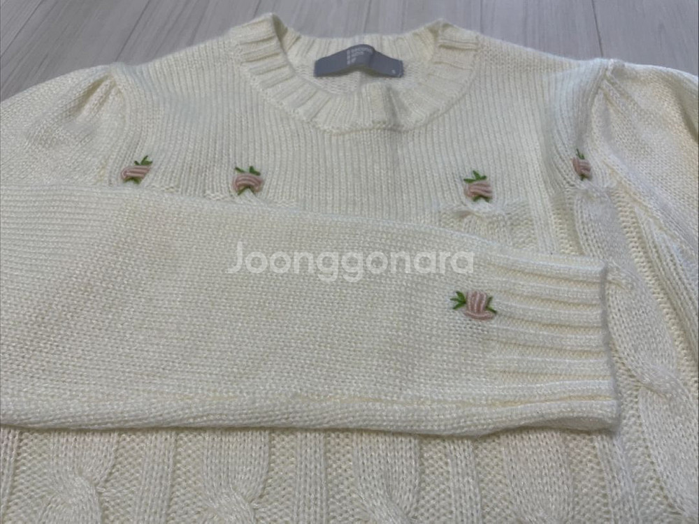 플라워 자수 니트 스웨터--1