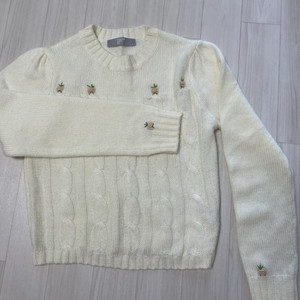 플라워 자수 니트 스웨터