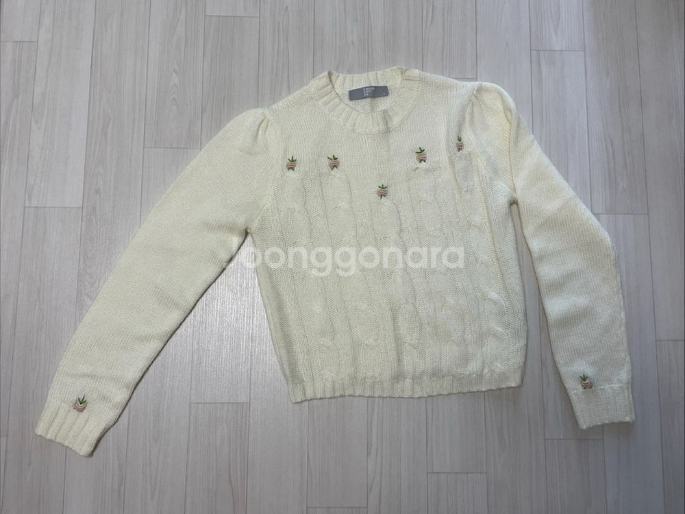 플라워 자수 니트 스웨터--2